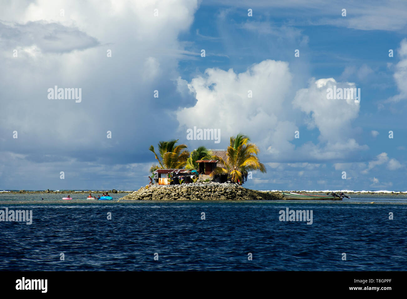 Haus auf einer kleinen Insel in der Lagune von Pohnpei, Föderierte Staaten von Mikronesien Stockfoto