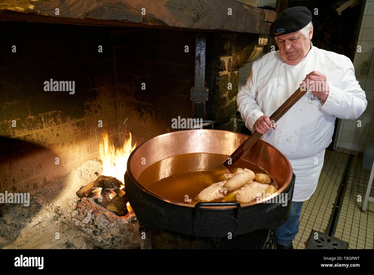 Frankreich, Aveyron, Monteils, die Farm von Carles, Jacques Carles, Kochen über einem Holzfeuer in Kupfer Kessel, Hals von der Ente gefüllt mit Foie gras Stockfoto