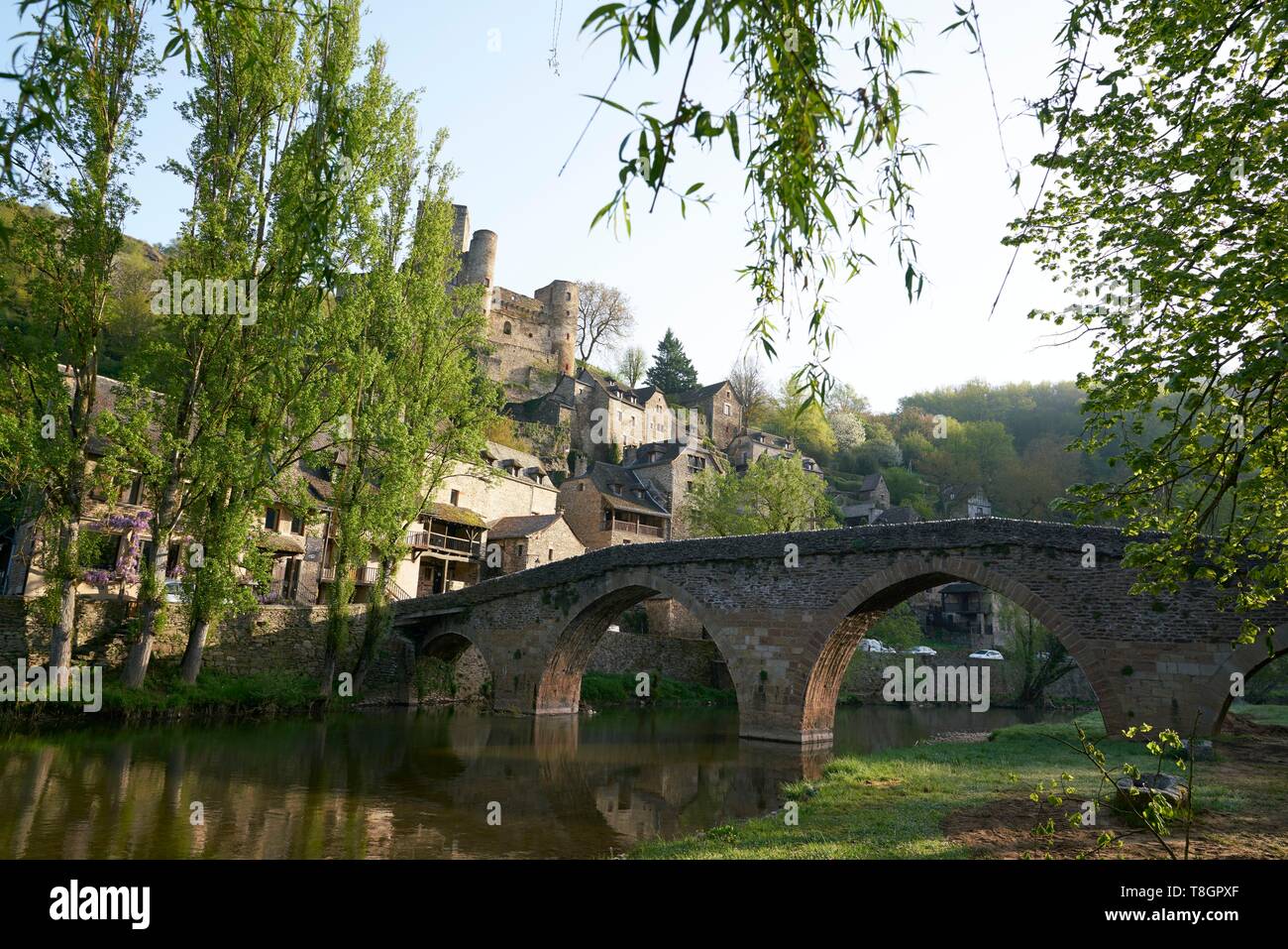 Frankreich, Aveyron, Belcastel, das Dorf Belcastel beschriftet Les Plus beaux villages de France (Schönste Dörfer Frankreichs), die Alte Brücke und das Schloss Stockfoto