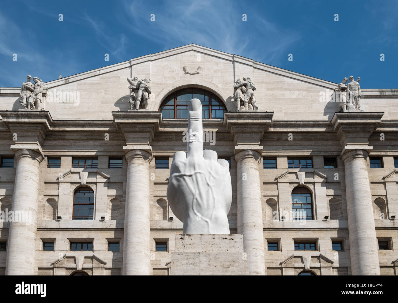 Die Außenseite des Mailänder Borsa, Italienische Börse Gebäude, Palazzo Mezzanotte, Mailand, Lombardei, Italien, einschließlich der umstrittenen L.O.V.E Skulptur. Stockfoto