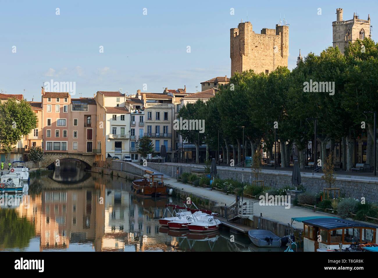 Frankreich, Aude, Narbonne, Canal de la Robine, die Kaufleute Brücke mit dem Palast der Erzbischöfe auf der oberen rechten Seite Stockfoto