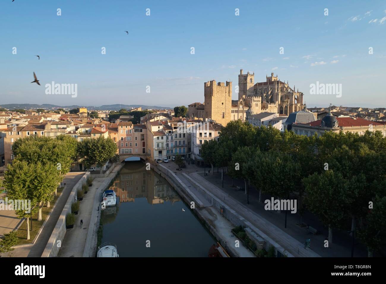 Frankreich, Aude, Narbonne, Kanal Robine, Marchands Brücke mit dem Palast der Erzbischöfe und der Saint-Just-et-Pasteur Kathedrale, Luftaufnahme Stockfoto