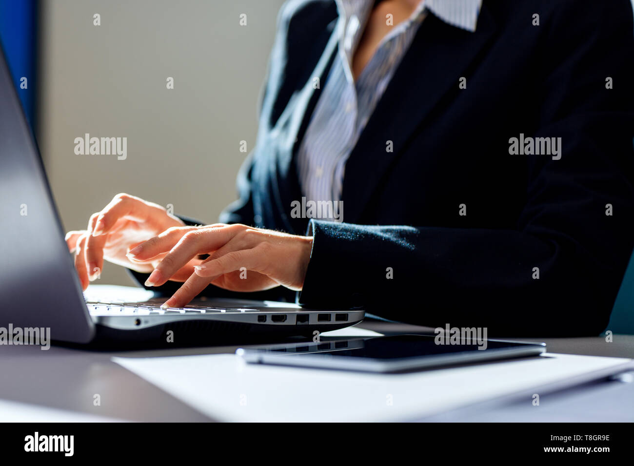 Business Frau am Schreibtisch sitzen und arbeiten mit Laptop. Stockfoto