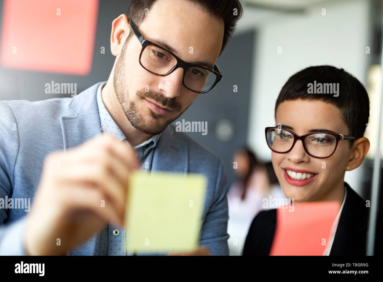 Business Leute, die im Büro und Post-it Notizen Idee zu teilen Stockfoto