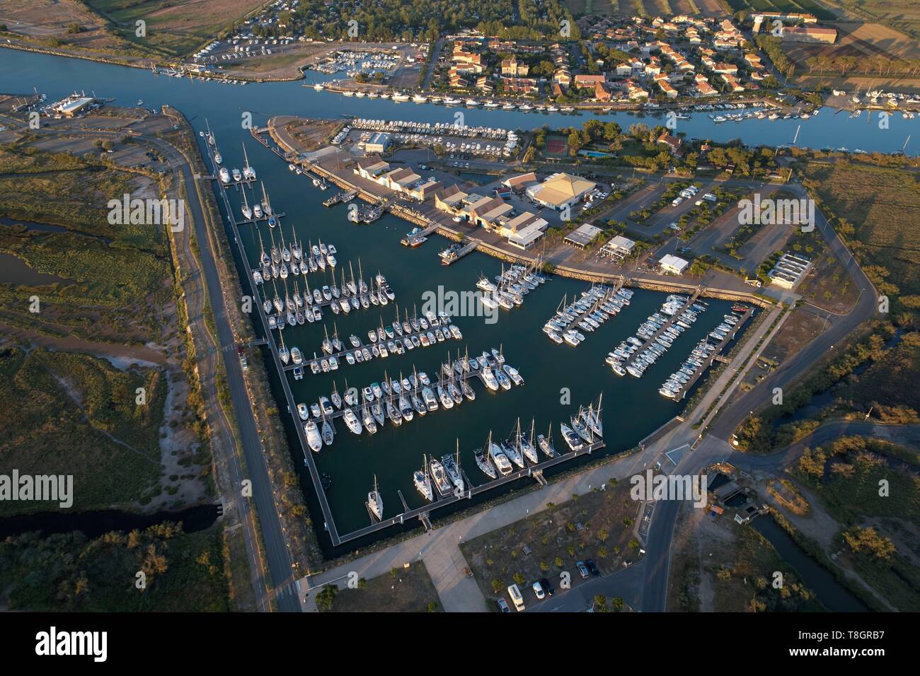 Frankreich, Herault, Hafen von Chichoulet, im Hintergrund die Cabanes de Fleury, Luftaufnahme Stockfoto