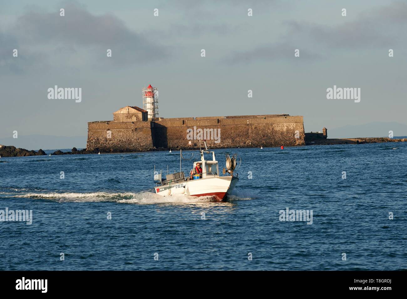 Frankreich, Okzitanien, Herault, Cap d'Agde, der Öffnung des Hafens von Agde, im Hintergrund die Rochelongue Stockfoto