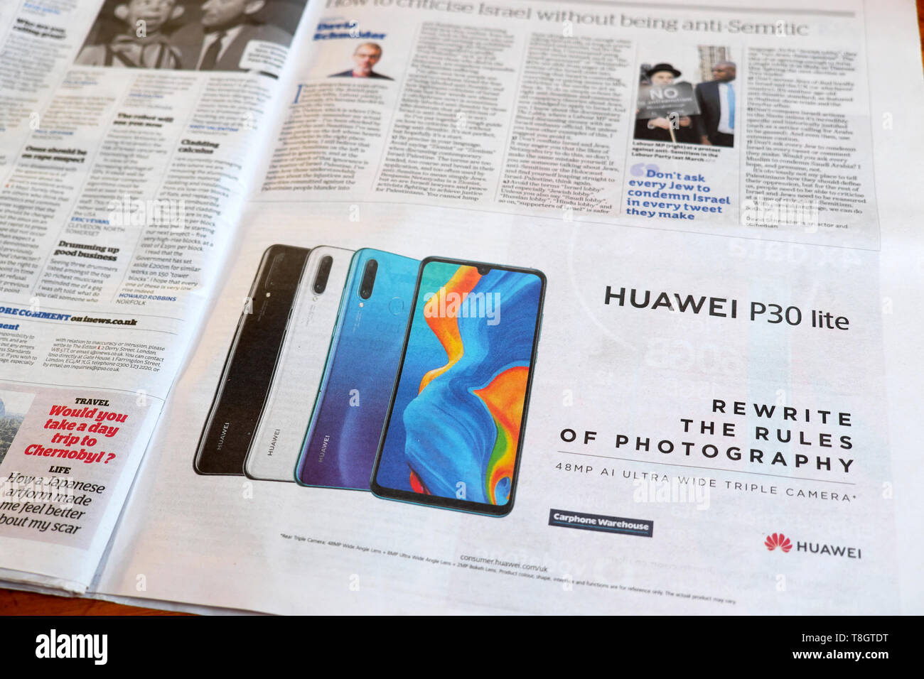 Huawei P30 lite Handy Zeitung Werbung Anzeige in Eine britische Zeitung 2019 London England Großbritannien Stockfoto