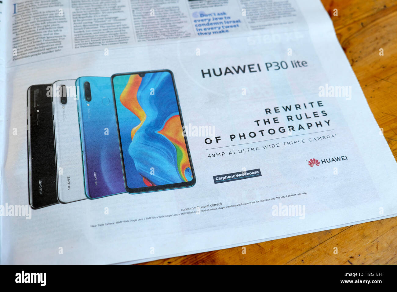 Huawei P30 lite Handy-Werbung Werbung in einer britischen Zeitung 2019 London England Großbritannien Stockfoto