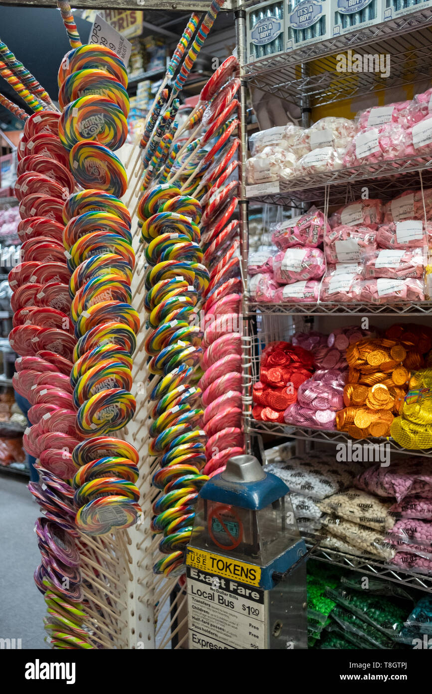Lutscher und Pralinen auf Anzeige an WIRTSCHAFT CANDY auf Rivington Street auf der Lower East Side von Manhattan, New York City Stockfoto