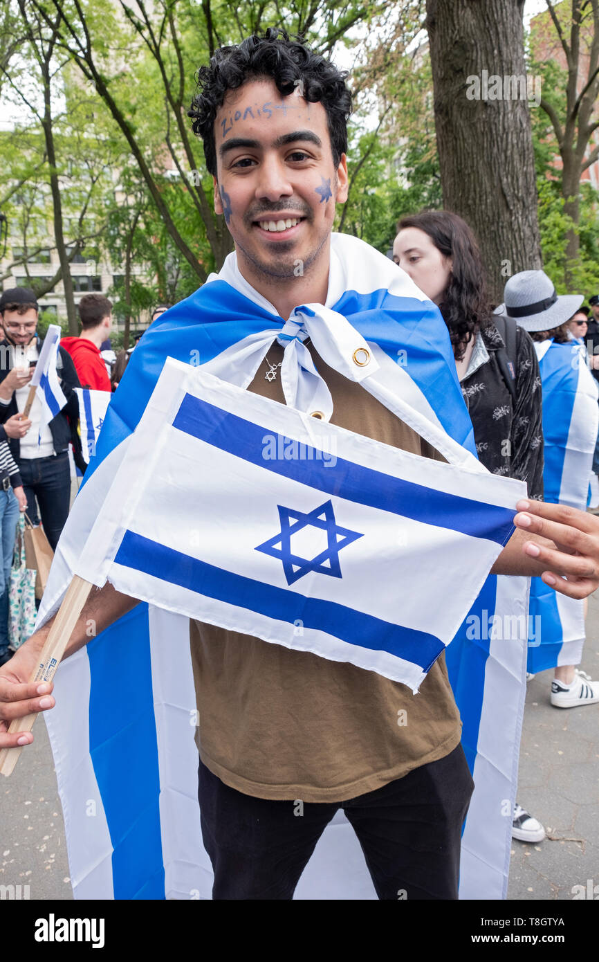 Stellen Portrait eines NYU Student, der trägt und mit einem israelischen Flagge. An der Feier zum Tag der Unabhängigkeit Israels in Washington Square Park, NYC Stockfoto