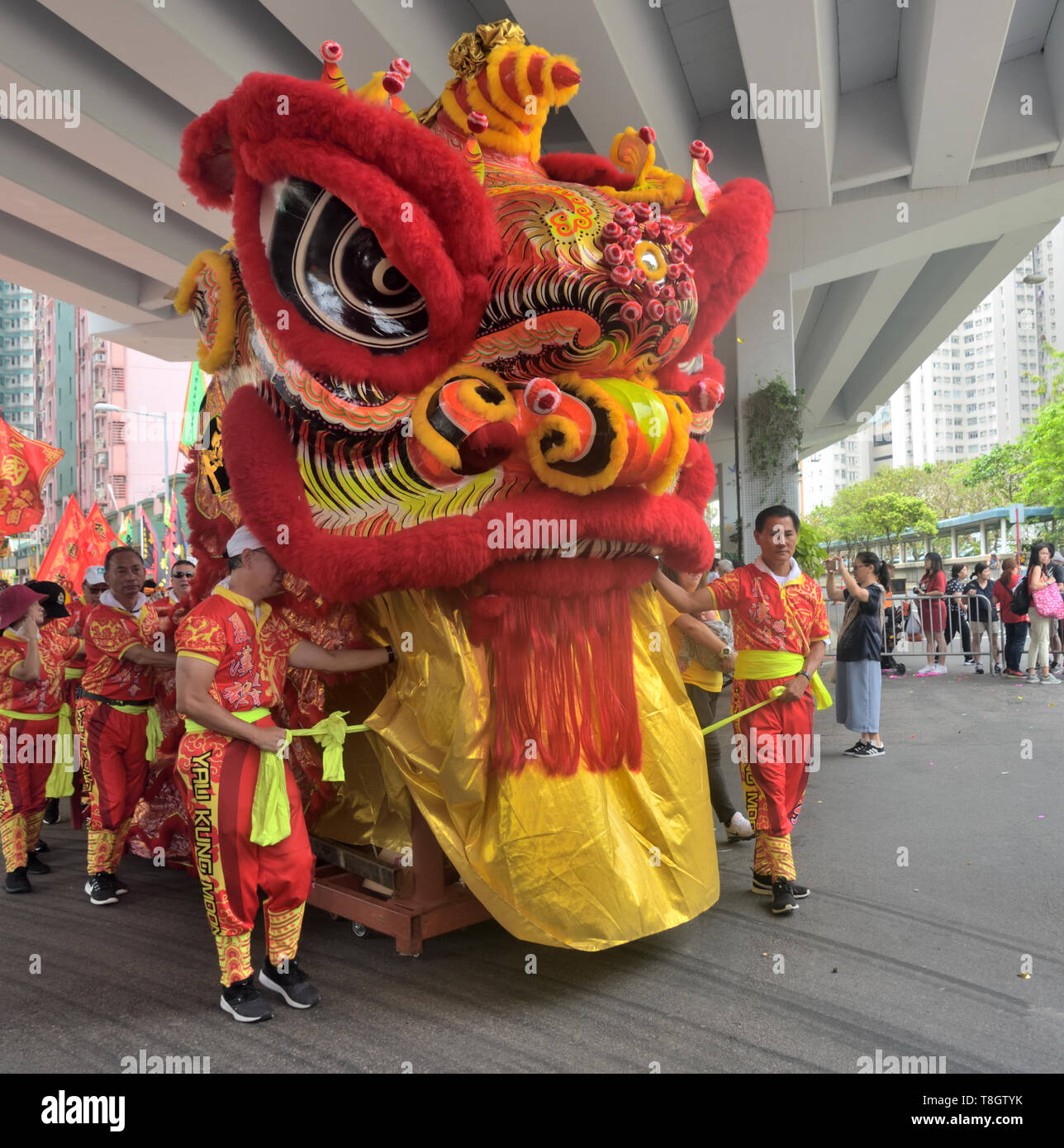 Riesige chinesische Lion's Head Kostüm in der Tam Kung Fest Feier Parade, Hong Kong Stockfoto
