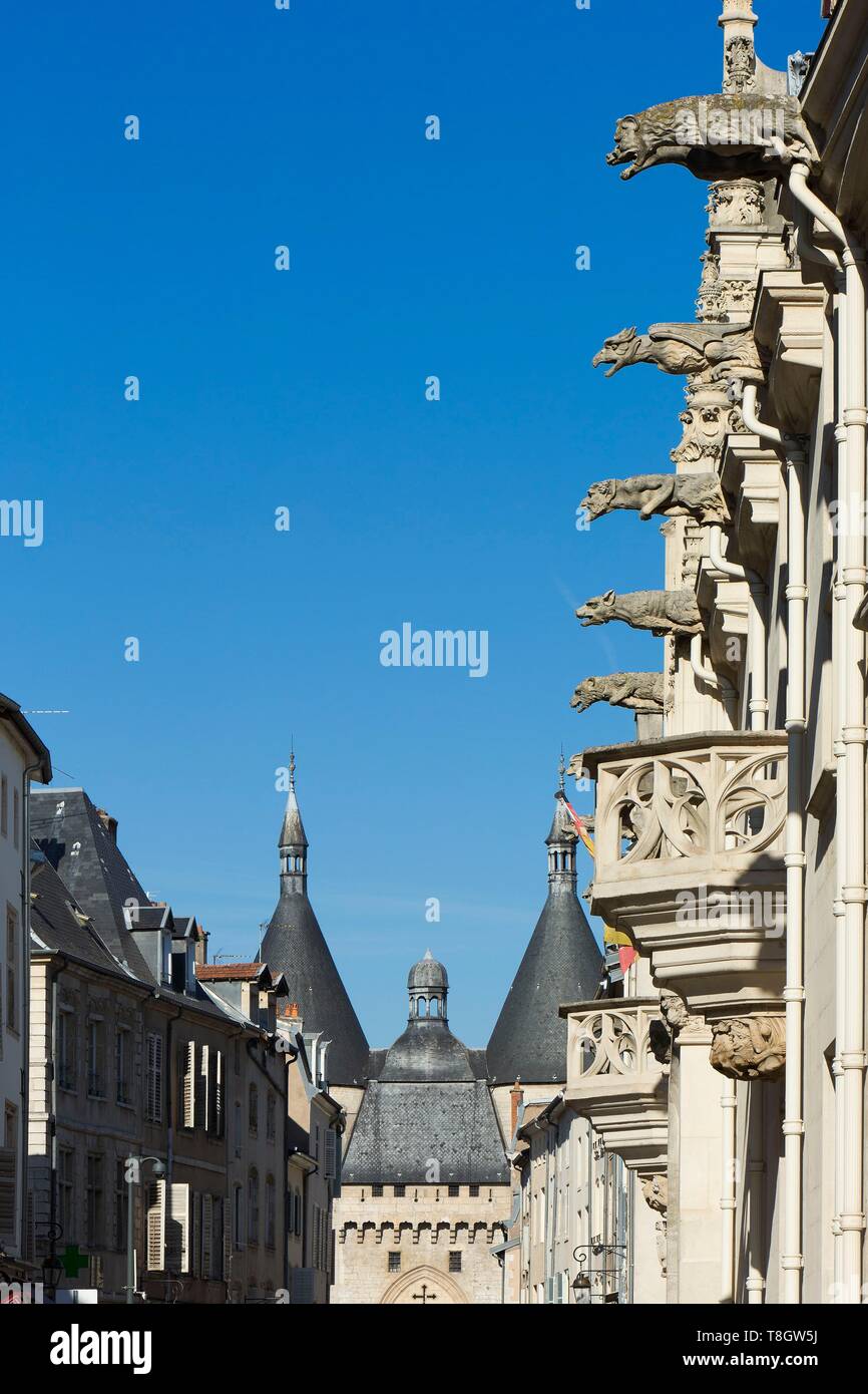 Frankreich, Meurthe et Moselle, Nancy, das 14. Jahrhundert Craffe Tor aus dem Mittelalter und Wasserspeier aus der Herzöge von Lothringen Palace, die nun Gastgeber das Musée Lorrain von Grande Rue (Grande Straße) Stockfoto