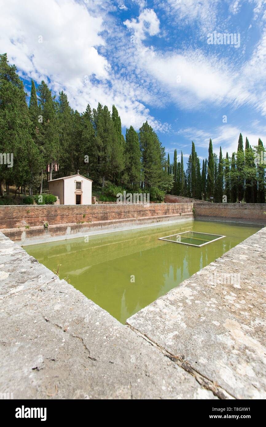 Italien, Toskana, Ombronetal, Chiusure, Asciano, Santa Maria de Monte Oliveto Maggiore Abteikirche im Jahre 1313 durch den hl. Bernardo Tolomei, das Wasserbecken gegründet Stockfoto