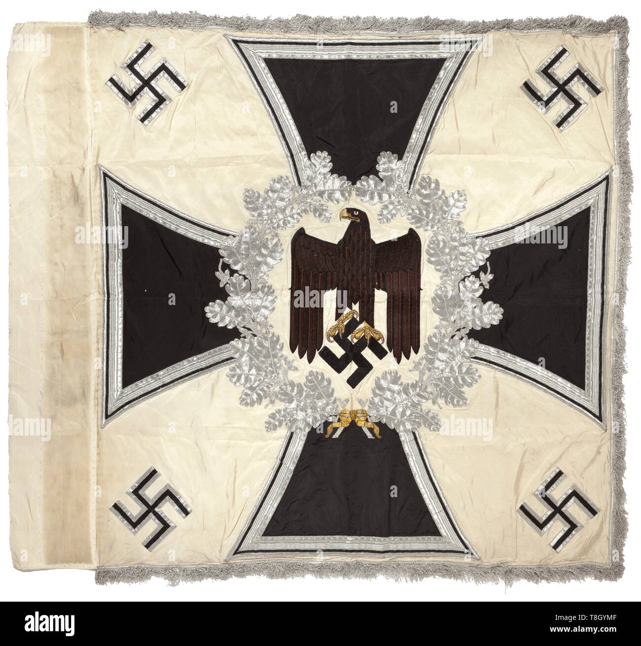 Eine Truppe Flagge der Infanterie aus weißer Seide mit silber Franse auf drei Seiten. Mit einer weißen Scheibe auf beiden Seiten von einer silbernen gesticktes Eichenblatt Kranz mit zentralen Braunen Armee eagle grenzt, im Hintergrund ein Eisernes Kreuz aus schwarzer Seide, in Silber eingefasst. Die Ecken mit schwarzen Hakenkreuze, in Silber eingefasst. Farbe - frisch, der Pole - Hülse mit Spuren von Nägel, kaum merkliche Flecken. Abmessungen ca. 120 x 120 cm. Im Besitz der Familie seit dem Ende des Krieges. historischen, geschichtlichen, Infanterie, Militär, Bundeswehr, Militaria, ob, Additional-Rights - Clearance-Info - Not-Available Stockfoto