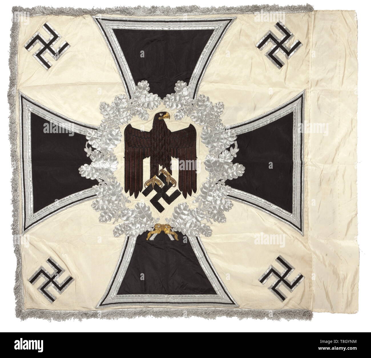 Eine Truppe Flagge der Infanterie aus weißer Seide mit silber Franse auf drei Seiten. Mit einer weißen Scheibe auf beiden Seiten von einer silbernen gesticktes Eichenblatt Kranz mit zentralen Braunen Armee eagle grenzt, im Hintergrund ein Eisernes Kreuz aus schwarzer Seide, in Silber eingefasst. Die Ecken mit schwarzen Hakenkreuze, in Silber eingefasst. Farbe - frisch, der Pole - Hülse mit Spuren von Nägel, kaum merkliche Flecken. Abmessungen ca. 120 x 120 cm. Im Besitz der Familie seit dem Ende des Krieges. historischen, geschichtlichen, Infanterie, Militär, Bundeswehr, Militaria, ob, Additional-Rights - Clearance-Info - Not-Available Stockfoto
