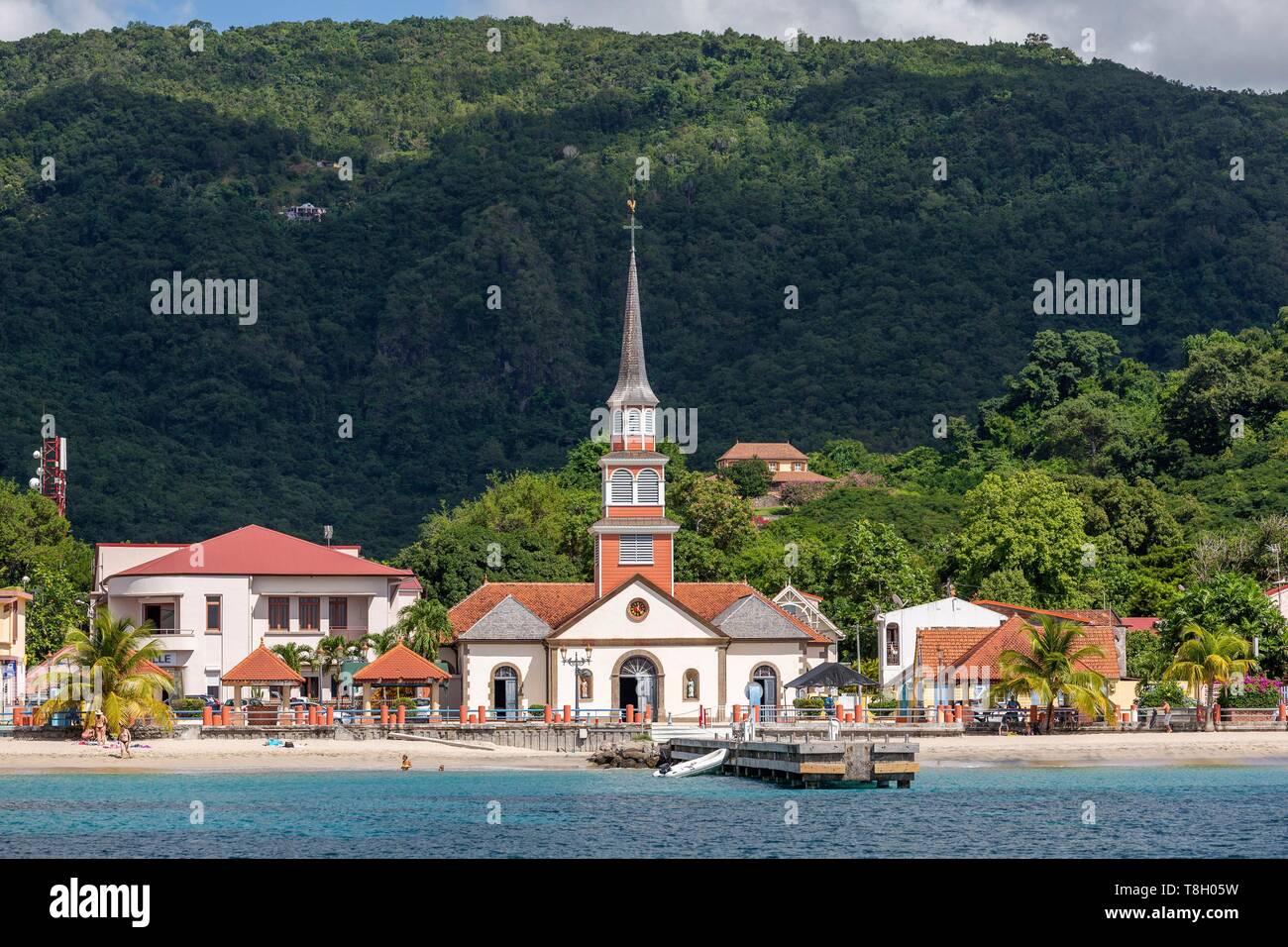 Martinique, auf dem Dorf Anses d'Arlets, Pontoon und Kirche Saint-Henri am Strand, Bourg Les Anses d'Arlets am Meer Stockfoto