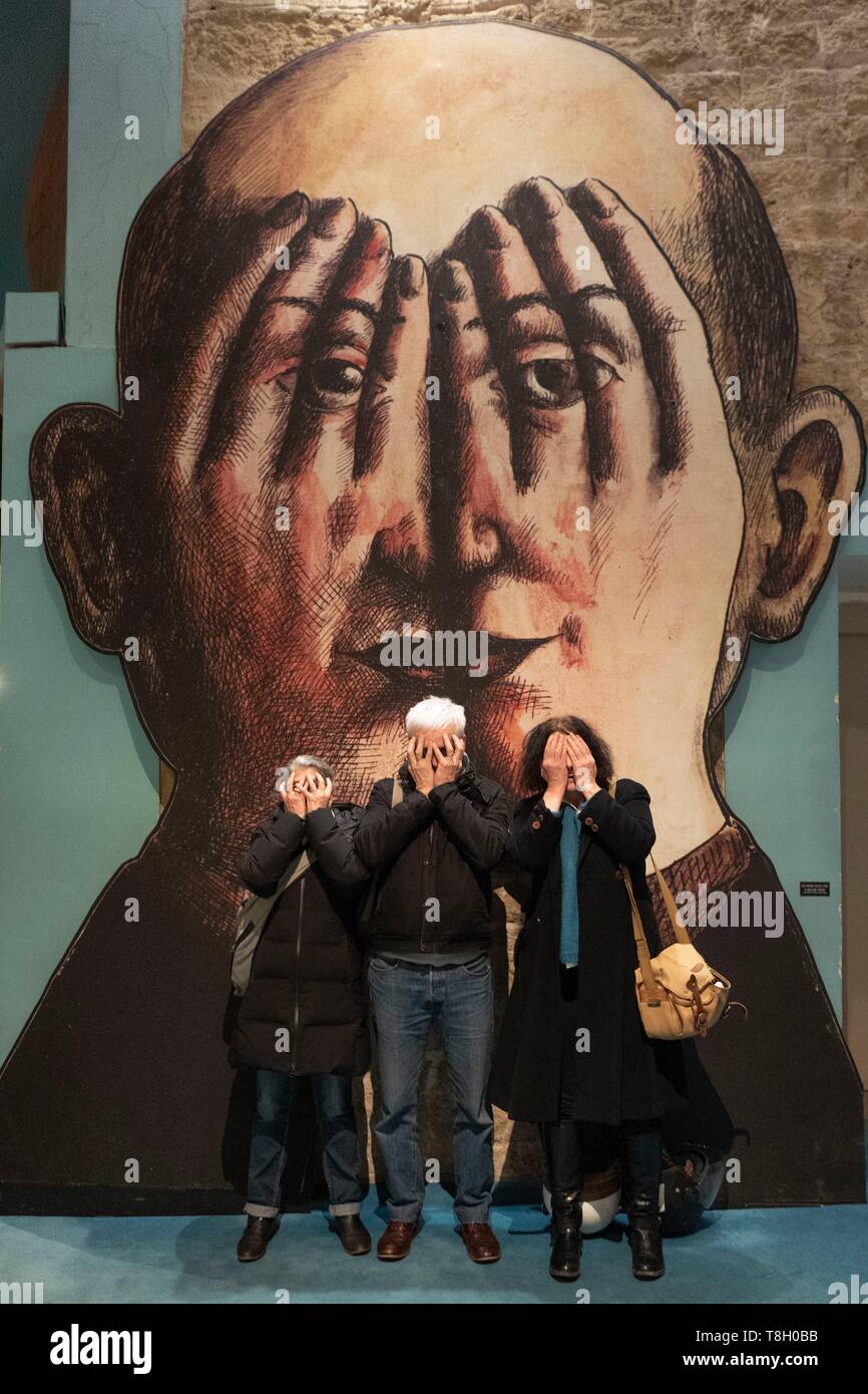 Frankreich, Paris, Zuschauer posiert vor einem Roland Topor Fresco Stockfoto