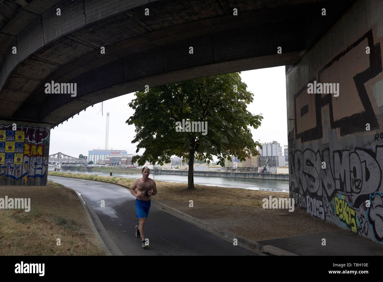 Frankreich, Val de Marne, Charenton le Pont, Jogger über Radweg läuft neben der Autobahn A4 Stockfoto