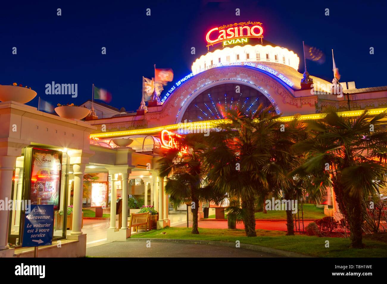 Frankreich, Haute Savoie, Evian-les-Bains, das Casino und die Leuchten in der Dämmerung Stockfoto