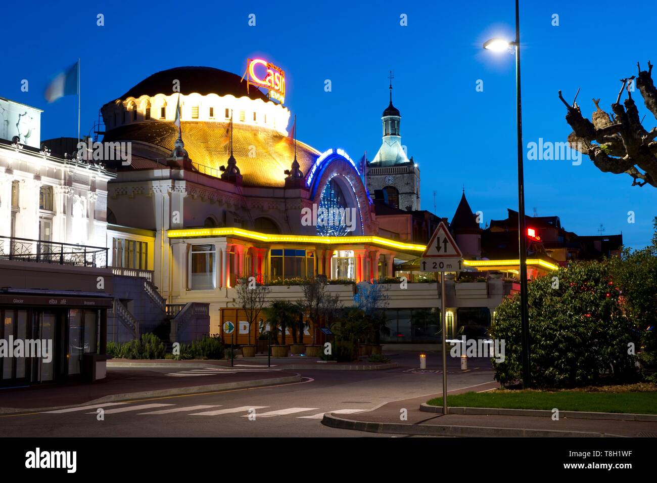 Frankreich, Haute Savoie, Evian-les-Bains, das Casino, seine Lichter und der Kirchturm in der Dämmerung Stockfoto