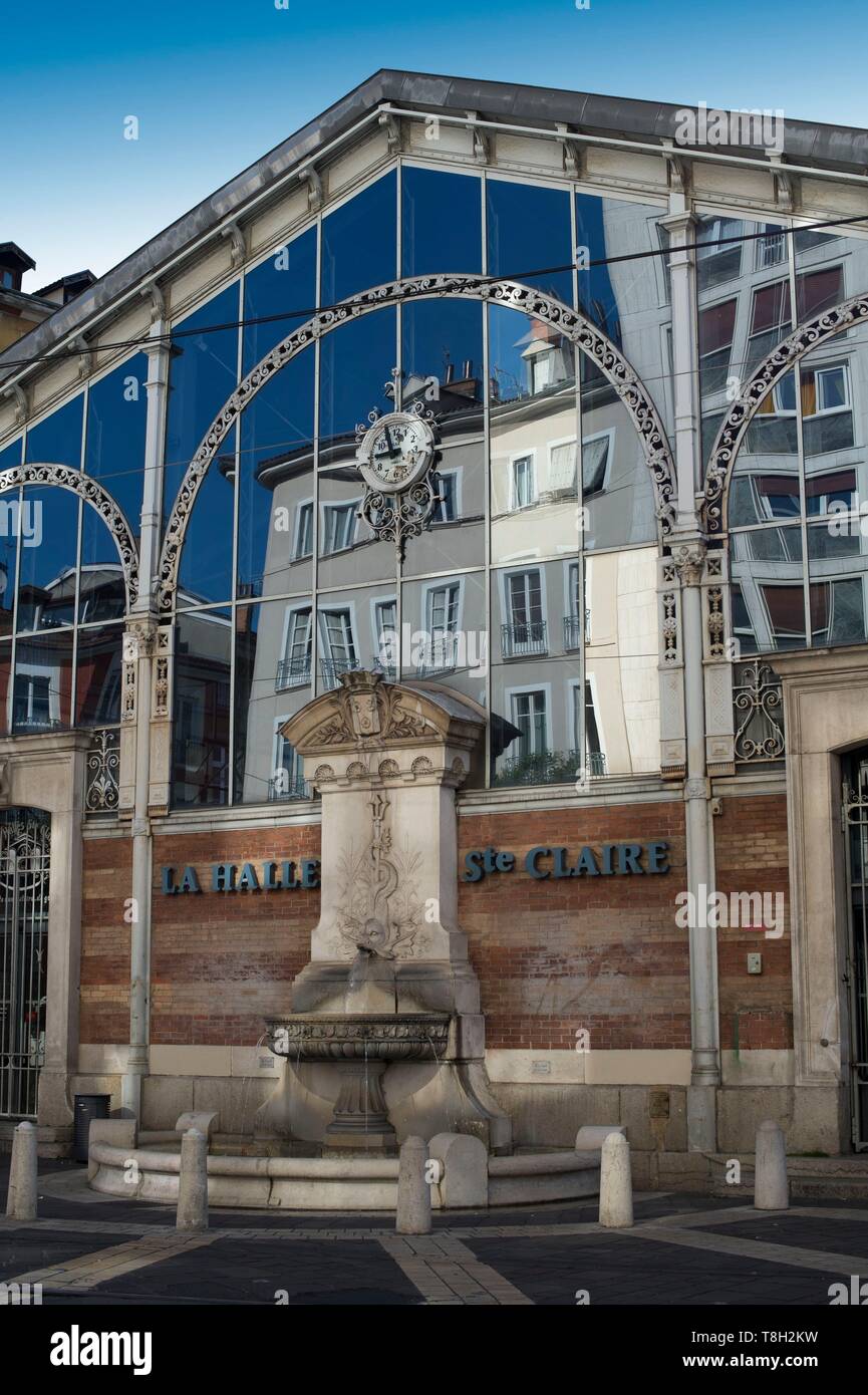 Frankreich, Isère, Grenoble, der Brunnen der Hallen und der Place Saint Claire Stockfoto
