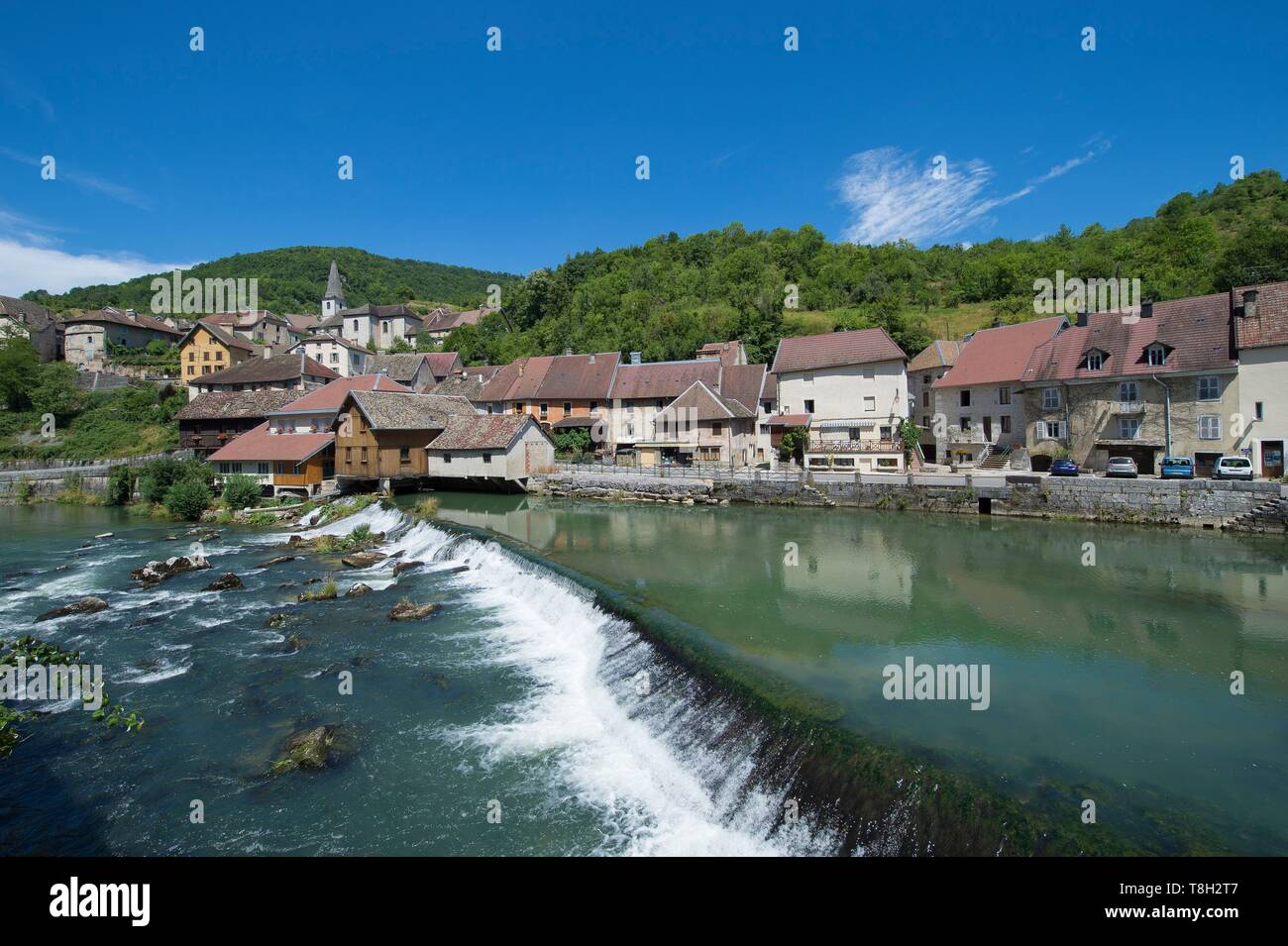 Frankreich, Doubs, Loue Valley, einer von vielen Schwellen über den Fluss das Dorf von Lods eines der schönsten Dörfer in Frankreich spiegeln Stockfoto