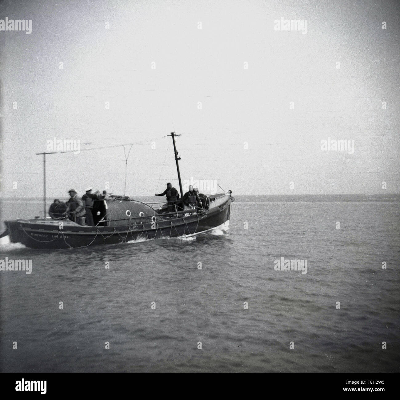 1950, historische, die minehead Rettungsboot mit Besatzung im Meer, auf einer Übung, Somerset, England, UK. 1901 sah die erste Rettungsboot in der Stadt und dann ab 1939 motor Rettungsboote wurden eingeführt. Das Bild zeigt hier die Liverpool-Klasse BHMH motor Rettungsboot, das im Jahr 1951 eingeführt wurde. Stockfoto