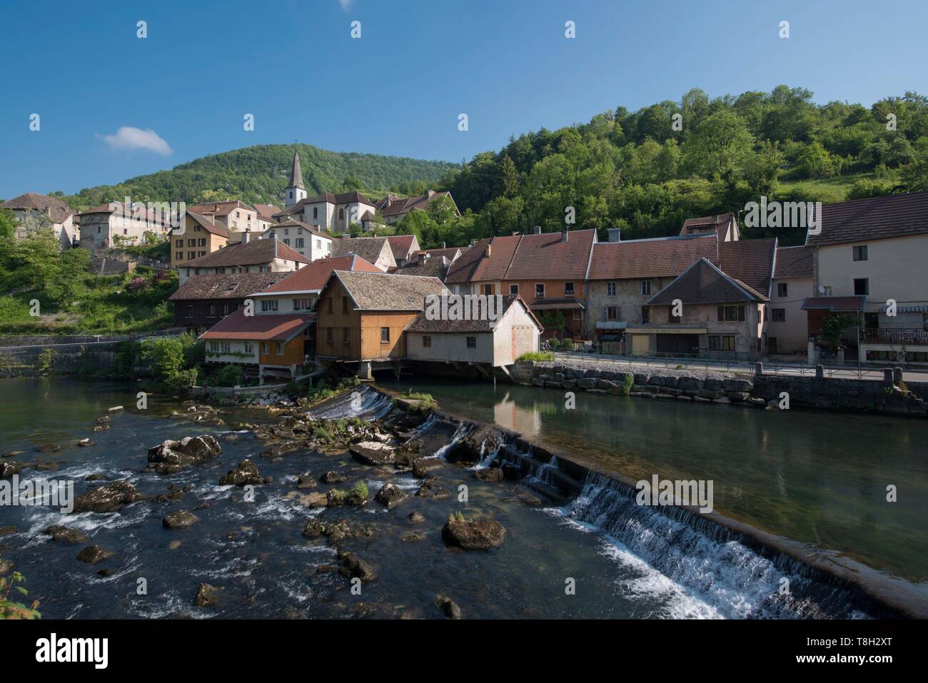 Frankreich, Doubs, Loue Valley, einer von vielen Schwellen über den Fluss das Dorf von Lods eines der schönsten Dörfer in Frankreich spiegeln Stockfoto