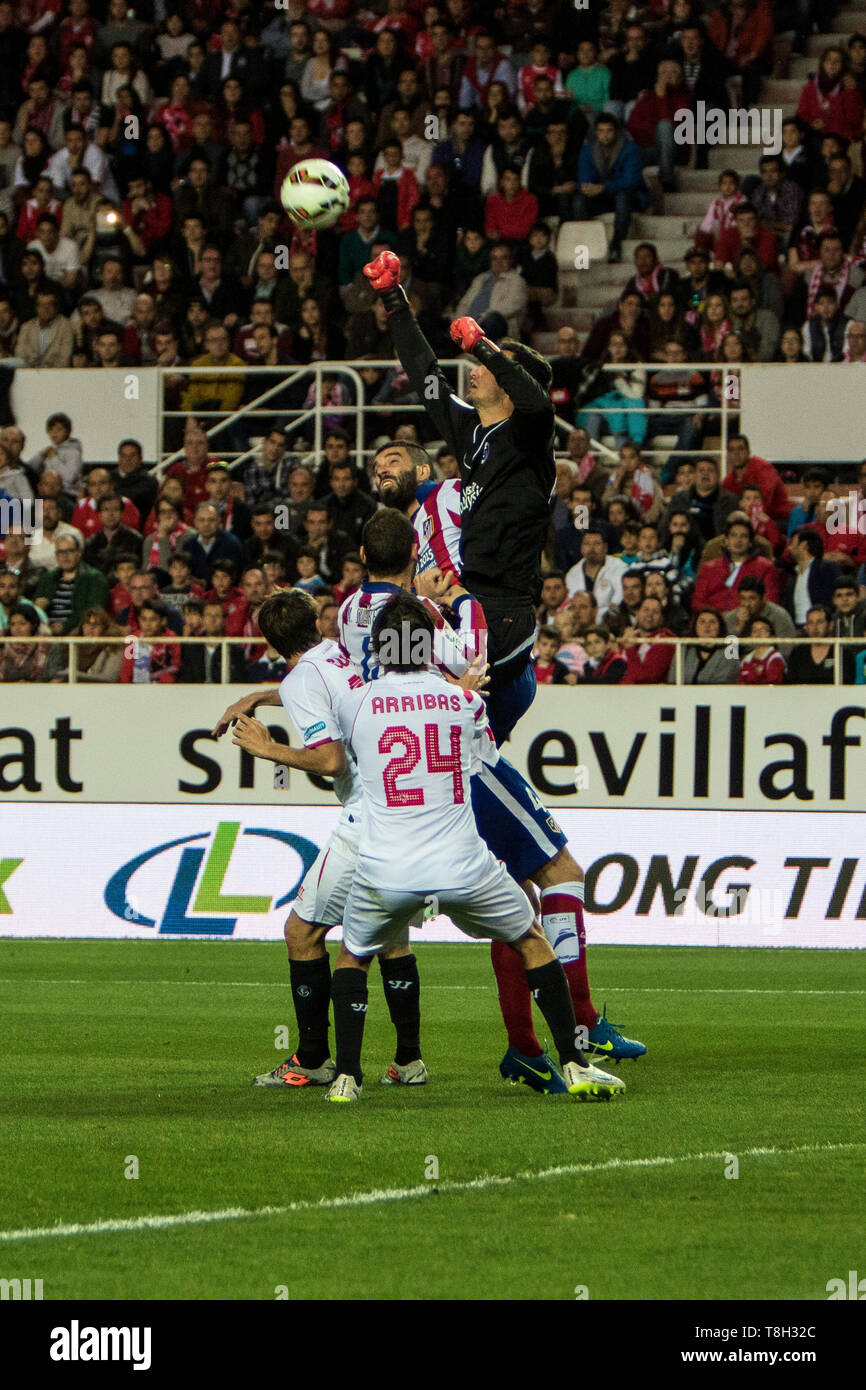 Sergio Rico, Torhüter des FC Sevilla, macht eine während des Spiels von La Liga BBVA zwischen dem FC Sevilla und Atletico de Madrid im Stadion Ramon Sanchez Pizjuan am 1. März, in Sevilla, Spanien 2015 speichern Stockfoto