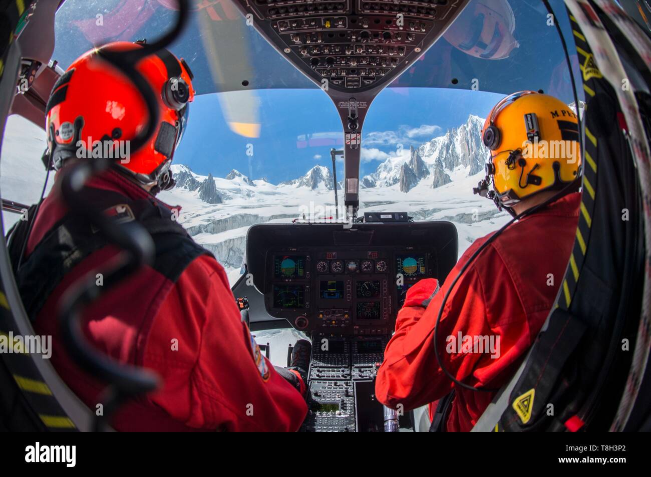 Frankreich, Haute Savoie, Mont Blanc Massiv, Chamonix Mont Blanc, der Bergung des PGHM: platoon der Gendarmerie hohen Berg, der Pilot und sein Mechaniker im Cockpit Stockfoto