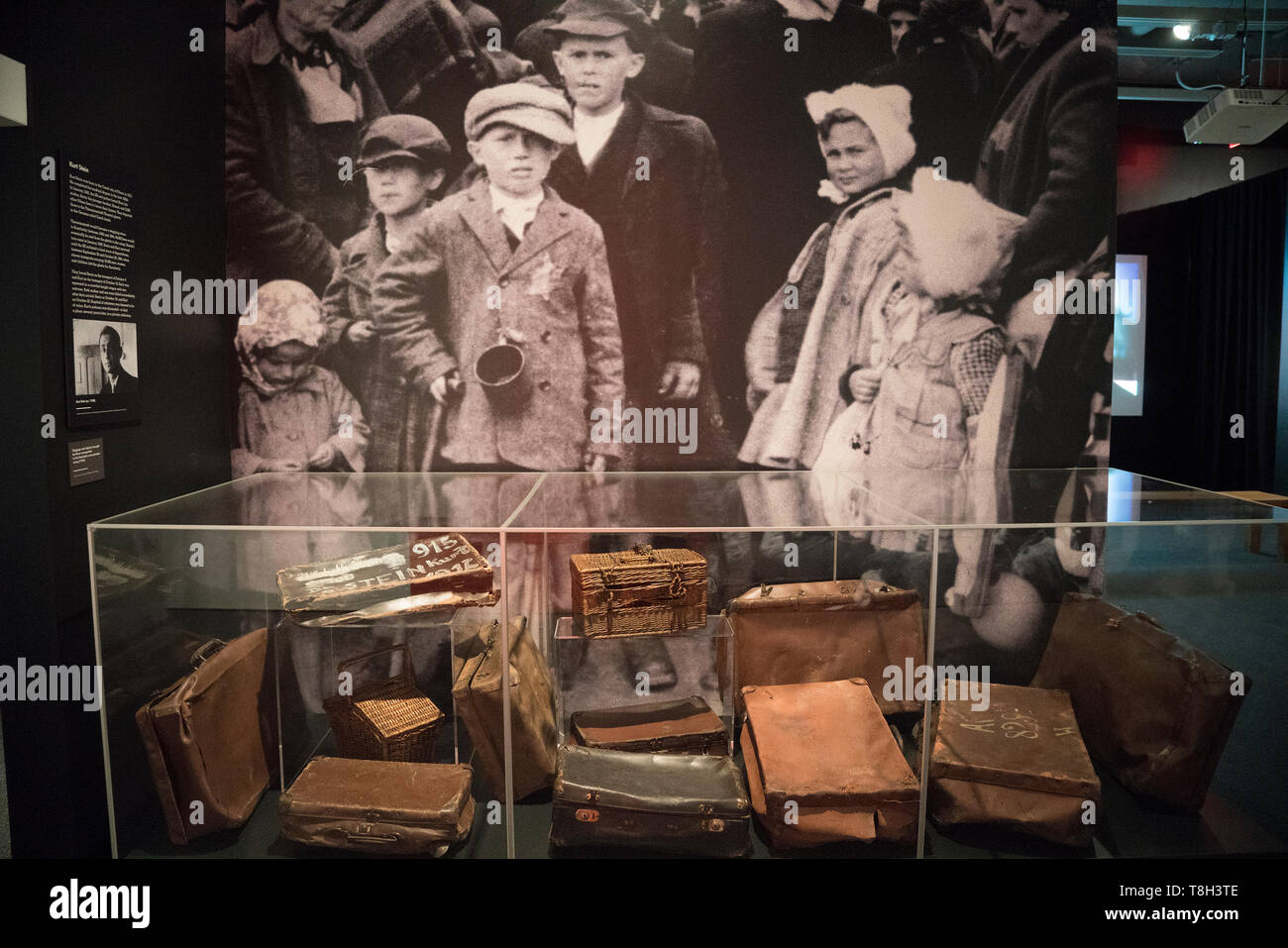 Eine Anzeige in der Ausstellung "Auschwitz. Vor nicht allzu langer Zeit. Nicht weit entfernt" zeigt einige der Koffer, dass 1,3 Millionen Menschen nach Auschwitz gebracht. Stockfoto