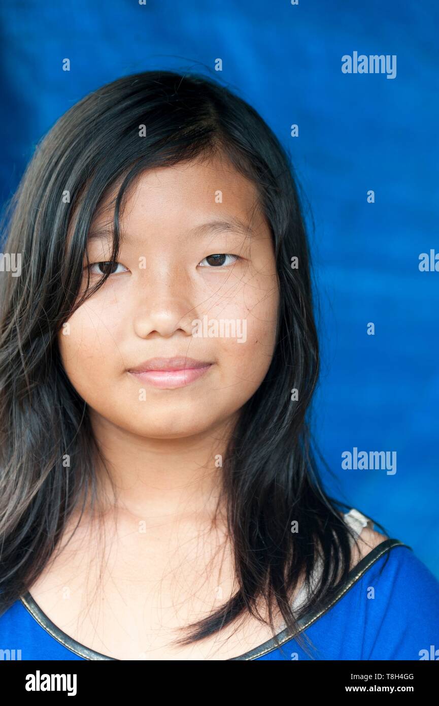 Frankreich, Französisch Guayana, Kakao, junges Mädchen, das von den Hmong in Kakao Markt Stockfoto