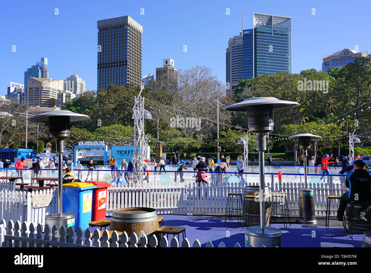 SYDNEY, AUSTRALIEN - 18 May 2019 - Weihnachten im Juli mit Blick auf die Eisbahn Skatingat Festival am Cathedral Square in der Innenstadt von Sydney. Stockfoto