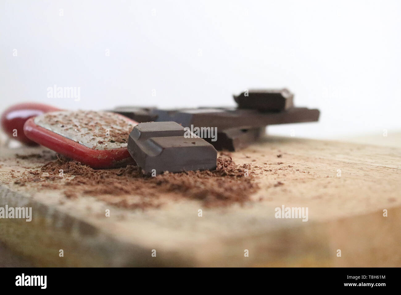 Schokolade, Raspel und geriebener Schokolade auf einem Schneidebrett Stockfoto