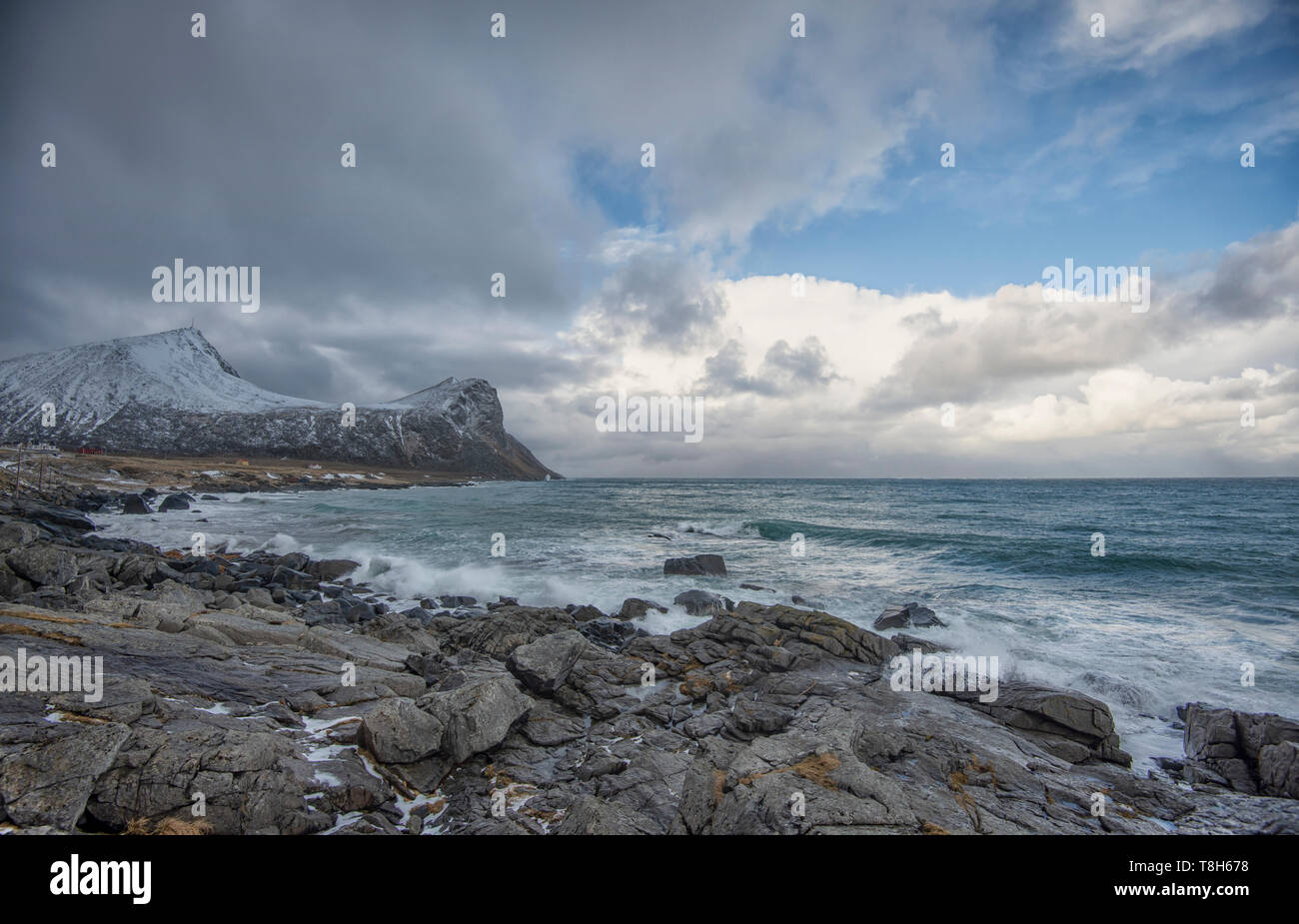 Strand- und Berglandschaft Myrland, Lofoten, Nordland, Norwegen Stockfoto