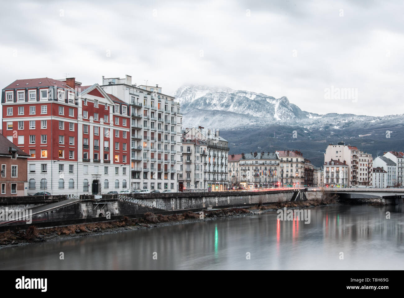 Grenoble, die Isere Fluss und die Alpen, Auvergne-Rhone-Alpes, Frankreich Stockfoto