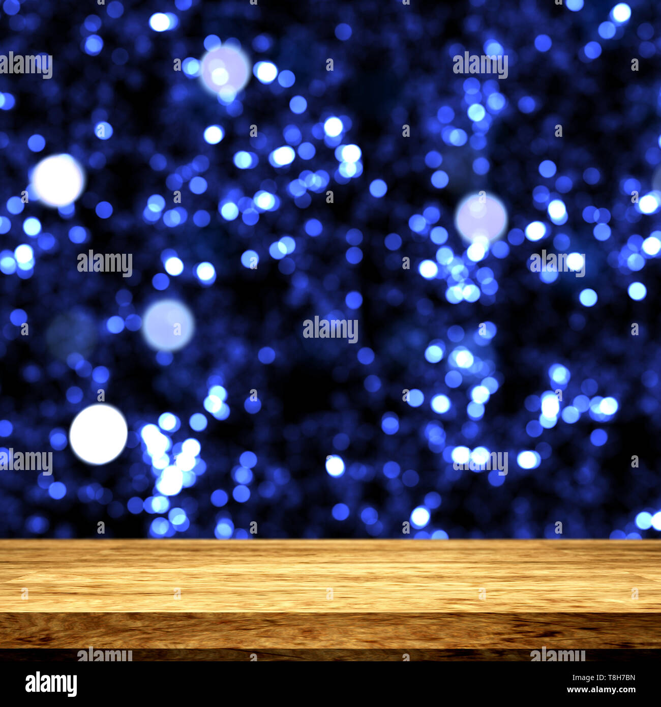 3D-Render von einem Holztisch, von denen aus man einen bokeh Lichter Hintergrund Stockfoto