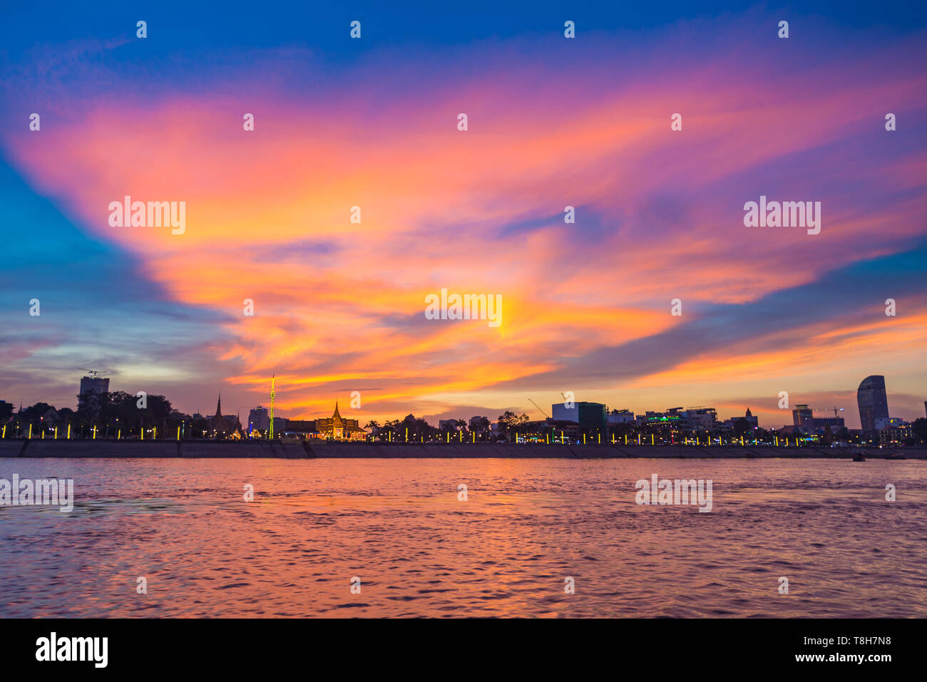 Phnom Penh Skyline bei Sonnenuntergang Hauptstadt von Kambodscha Königreich, Panorama silhouette Blick vom Mekong Fluss, Reiseziel, Dramatischer Himmel Stockfoto