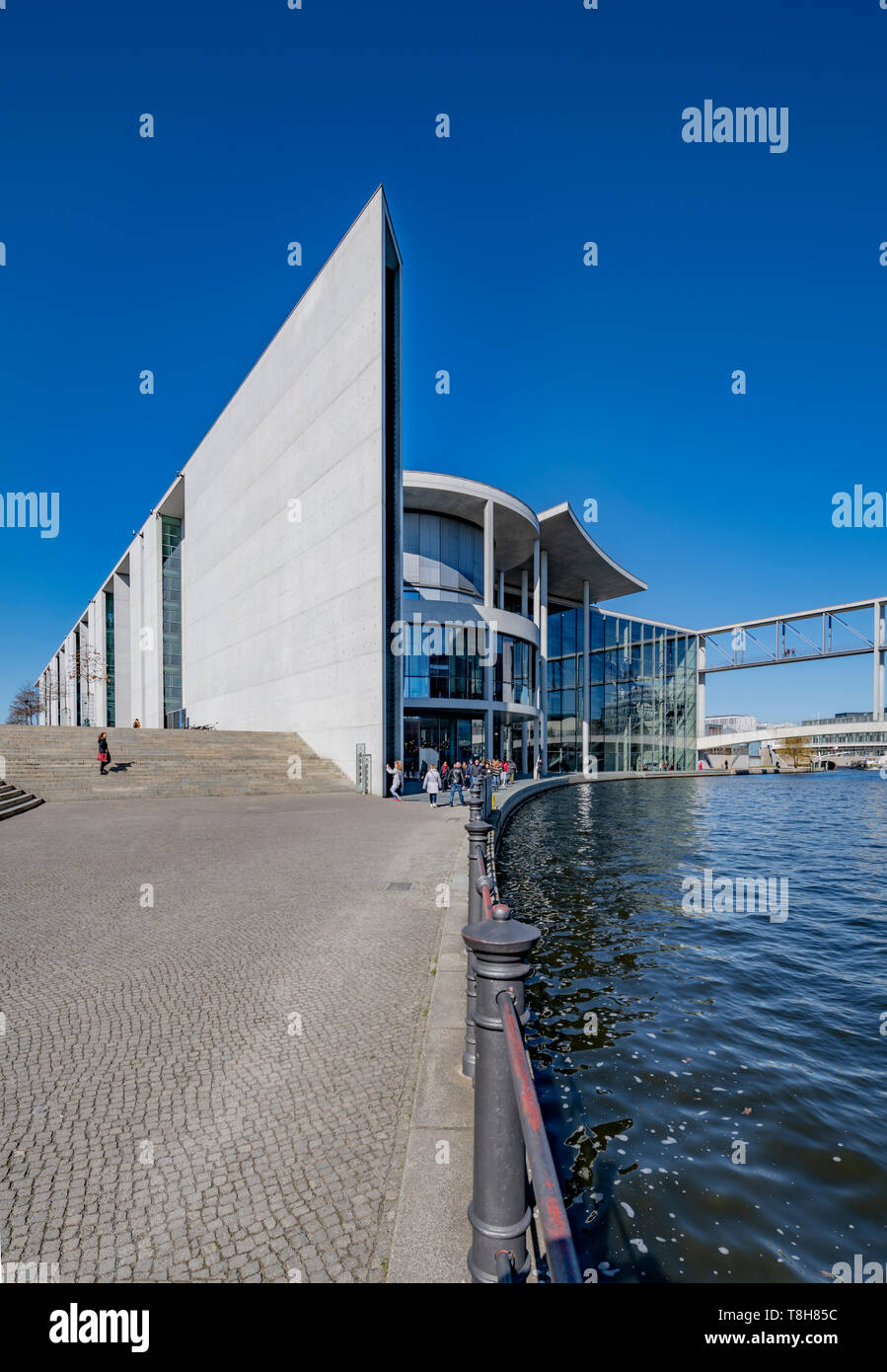 Berliner atemberaubende Regierungsgebäude. Beiderseits der Spree in einem dramatischen, kontinuierliche, streifen design, das Band genannt. Stockfoto