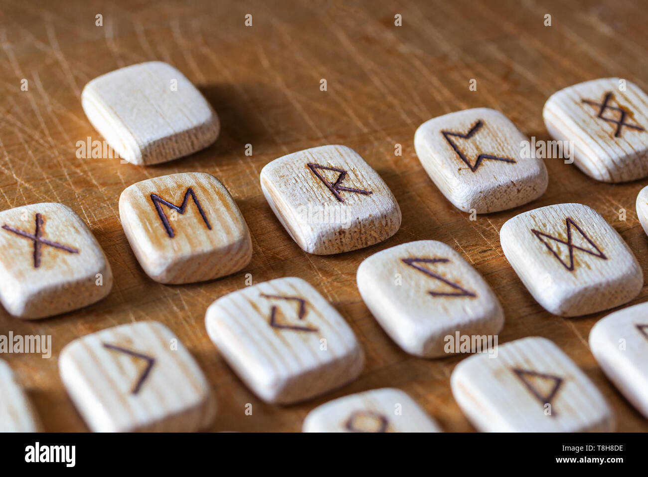 Anglo-sächsischen Holz- handgefertigte Runen auf dem Vintage Tabelle auf jeder Rune Symbol zum Wahrsagen bezeichnet Stockfoto