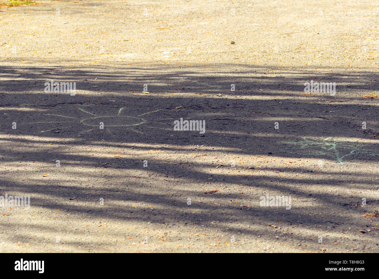 Sonne in Kreide auf Asphalt im Freien aufgestellt Stockfoto