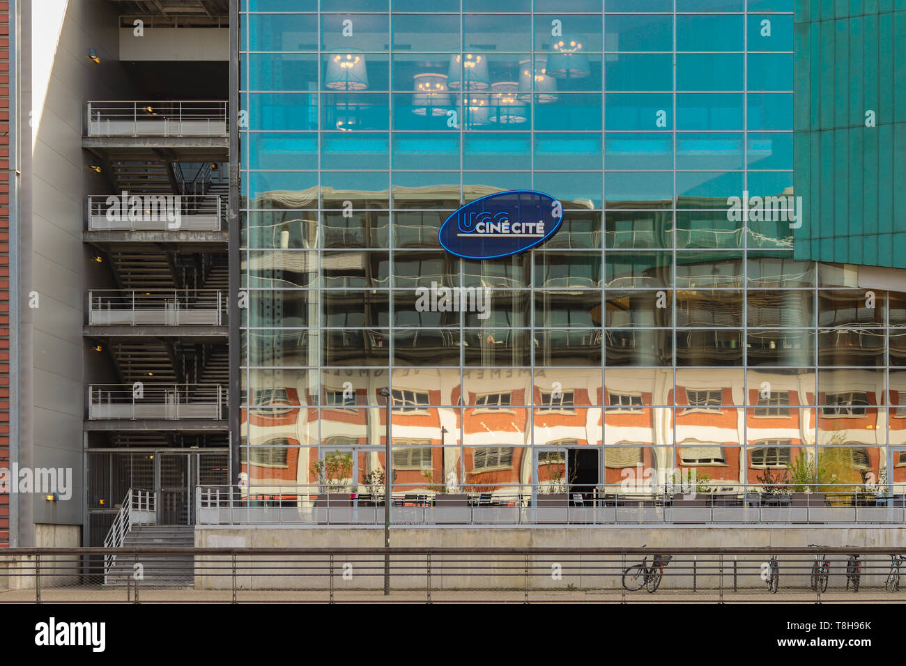 Geometrische Fassade von einem Kino in Straßburg entfernt. Stockfoto
