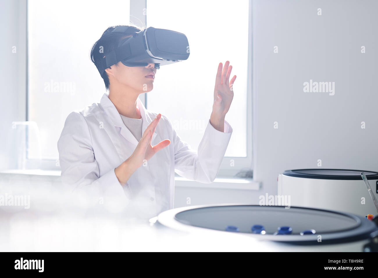 Labor Wissenschaftler Zellen und Bakterien auf VR-Headset Stockfoto
