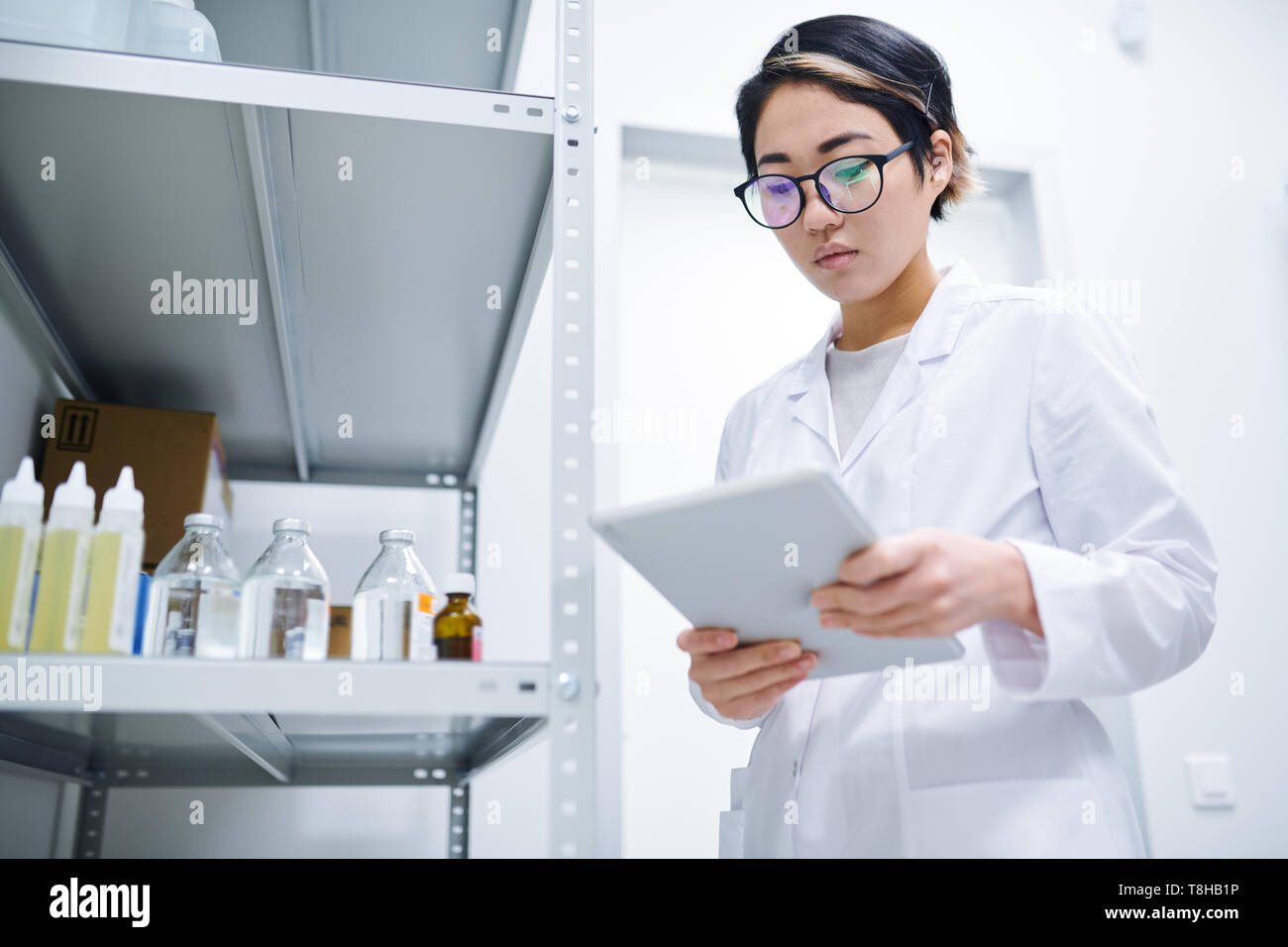 Dame in medizinischen Lagerraum arbeiten Stockfoto