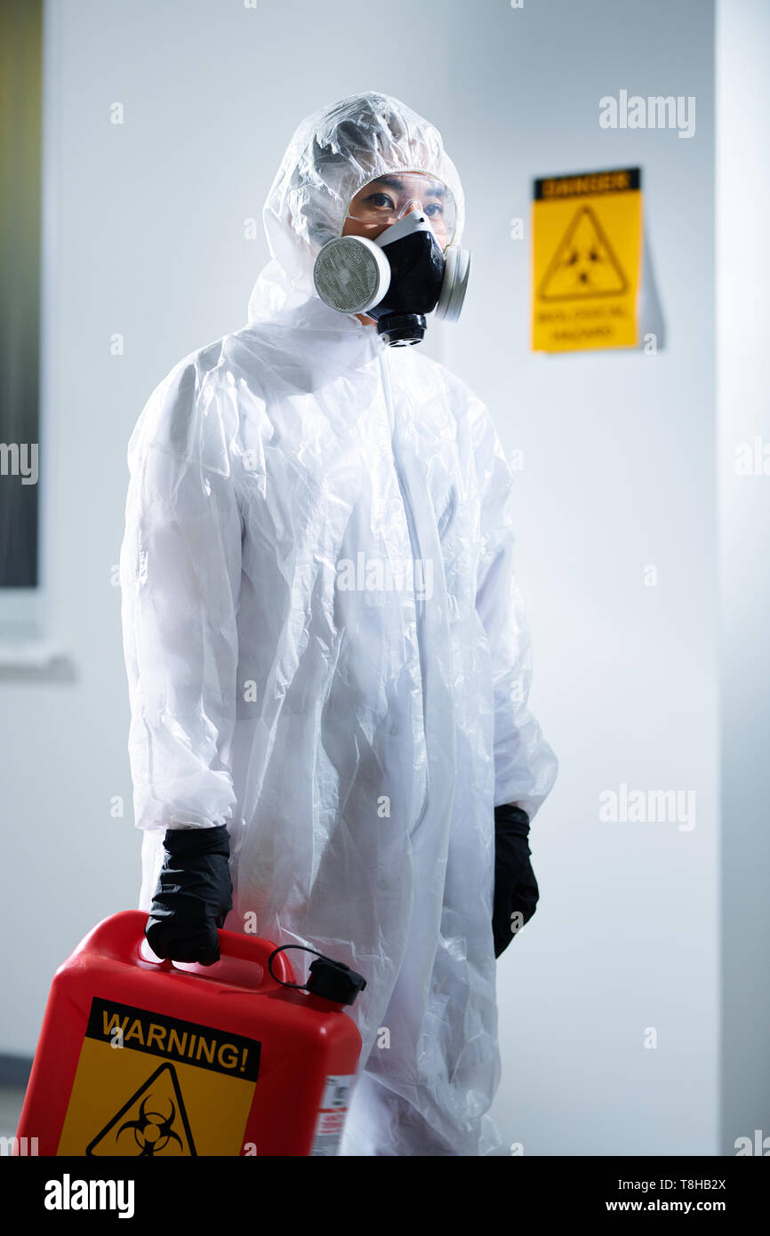 Labor Arbeiter in biohazard Anzug Stockfoto