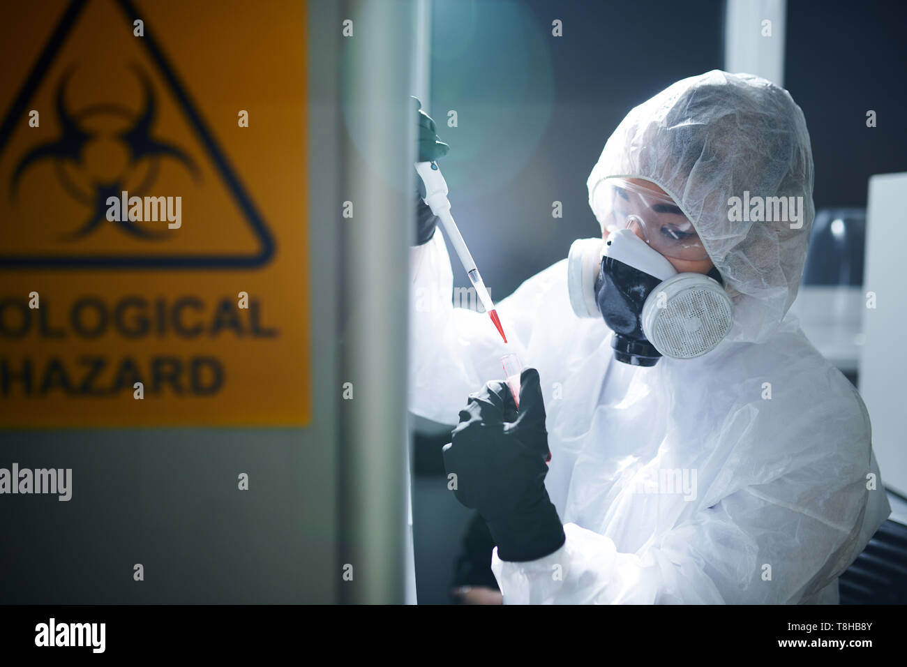 Wissenschaftler, die mit Sicherheit Stockfoto