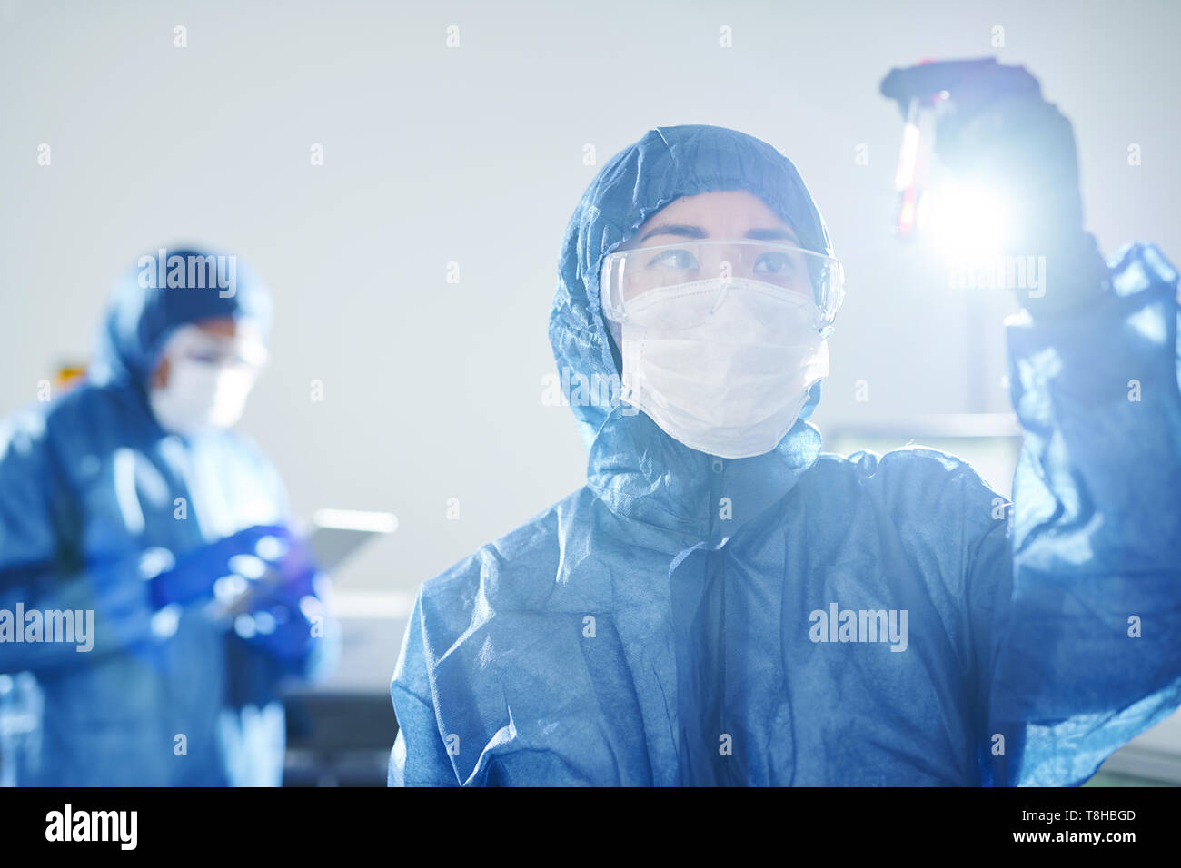 Der virologe Erforschung Antikörper im Blut Stockfoto