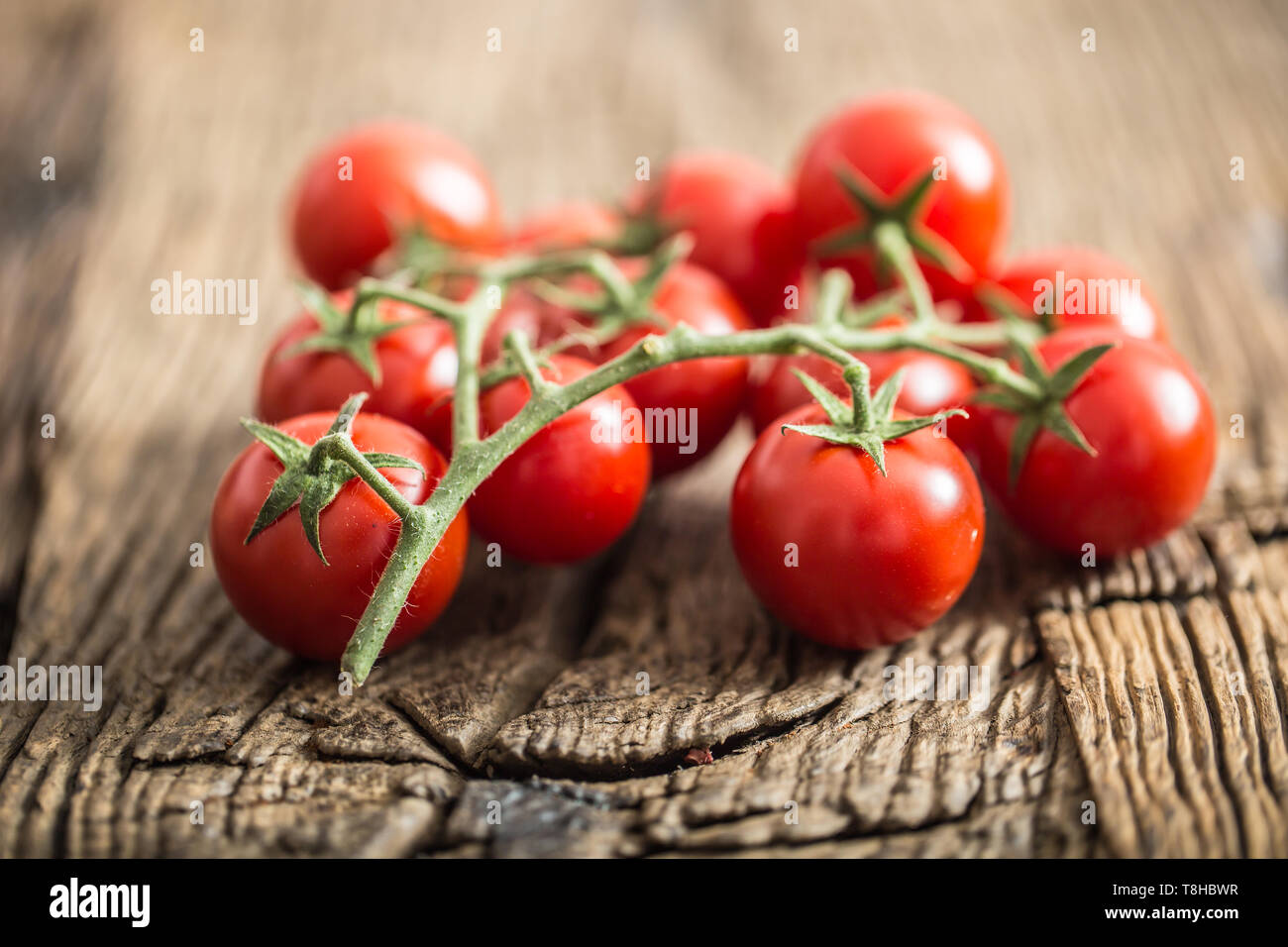 Frisches Bündel reife Tomaten auf alten Eiche Tisch. Stockfoto