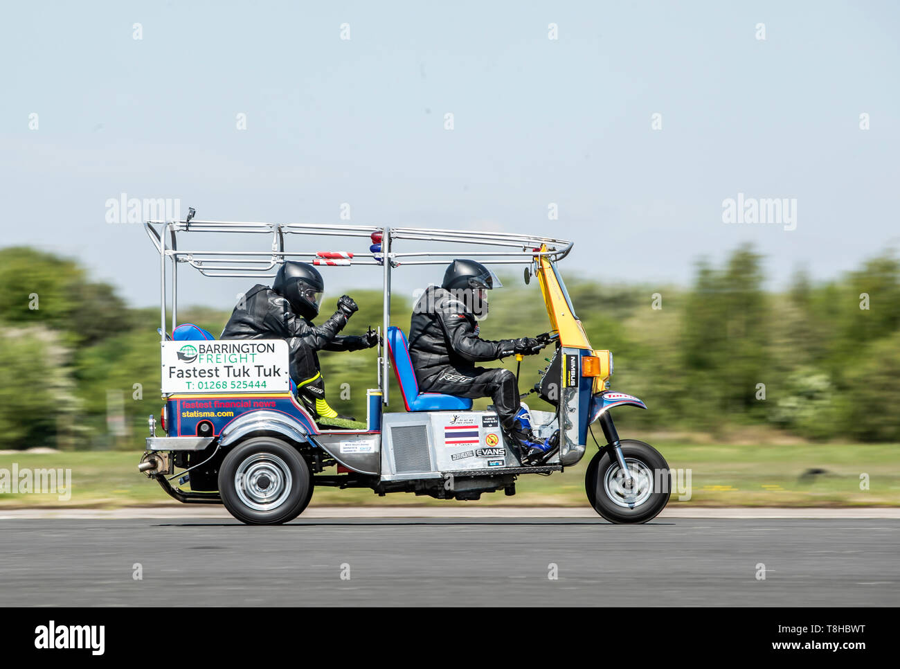 Essex Geschäftsmann Matt Everard während seiner Tuk Tuk Weltrekord Versuch Elvington Airfield, North Yorkshire. Stockfoto