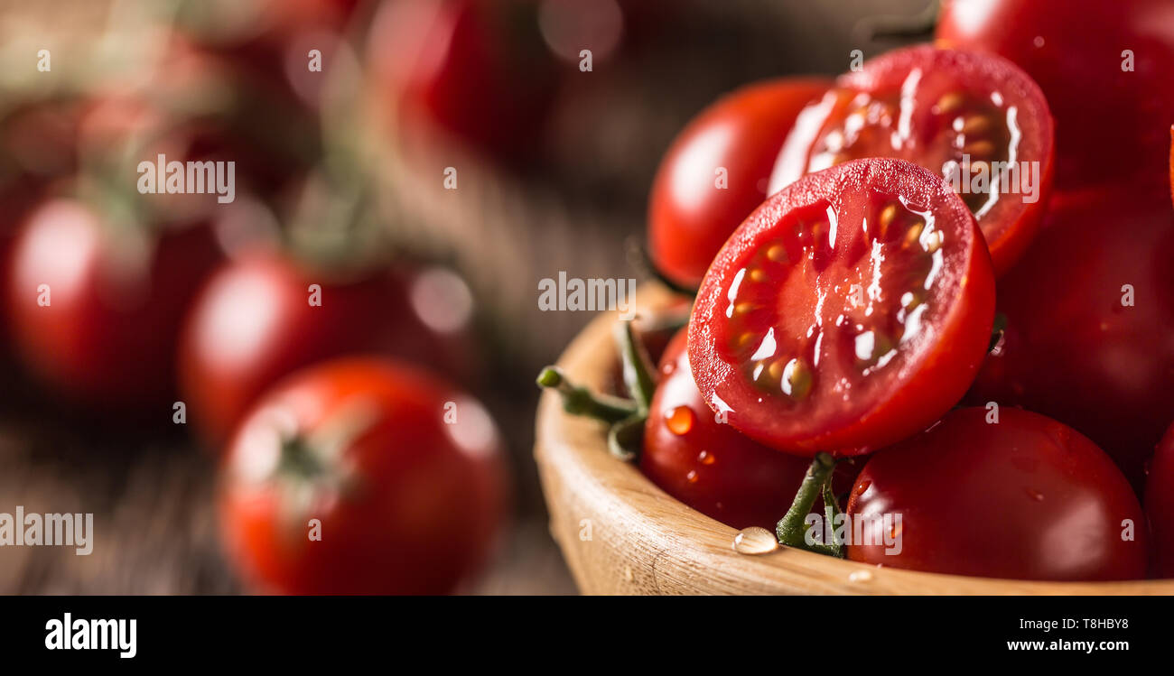 Frische Tomaten in Houten auf alten Eiche Tisch Stockfoto